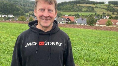 Wolfgang Scheibe will sich darum kümmern, dass auf diesem Acker ein Gedenkort entsteht. 