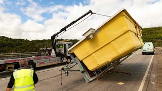 Ein Pool auf der B41 bei Idar-Oberstein. Er ist bei einem Unfall von einem Hänger gefallen.