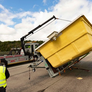 Ein Pool auf der B41 bei Idar-Oberstein. Er ist bei einem Unfall von einem Hänger gefallen.