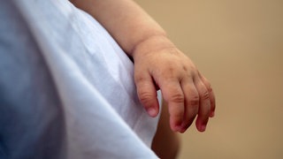 Ein Vater soll ein drei Monate altes Baby zu Tode geschüttelt haben. Jetzt wurde er freigesprochen. (Symbolbild)