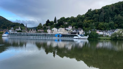 Die großen Kreuzfahrtschiffe sind manchen Anwohnern in Traben-Trarbach ein Dorn im Auge. 