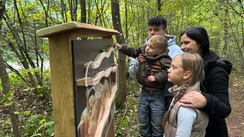 Familie Burgard aus Daun probiert eine Waldkugelbahn auf dem Gerolsteiner Erlebnispfad aus. 