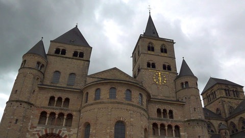 Das Bistum Trier hat einen Priester mit sofortiger Wirkung vom Dienst freistgestellt. 