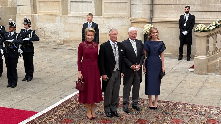 Die belgische Königin Mathilde, der belgische König Philippev und die belgische Prinzessin Elisabeth bei der Ankunft zur Thronwechselzeremonie in Luxemburg, empfangen von Parlamentspräsident Claude Wiseler