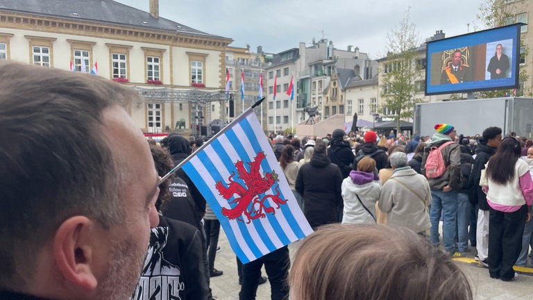 Zuschauer haben sich draußen vor der Zeremonie versammelt.