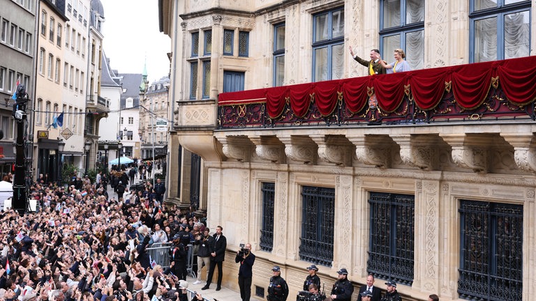 Luxemburgs Großherzog Guillaume und Luxemburgs Großherzogin Stephanie (r) winken vom Balkon des Großherzoglichen Palastes.