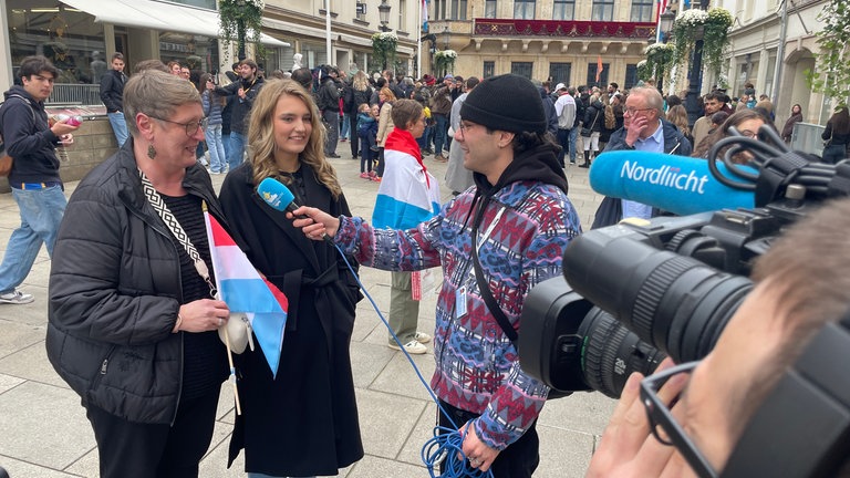 INterview Kamerateam vor der Thronwechsel