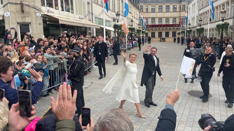 Jubel für die Neuen: Großherzog Guillaume und Großherzogin Stéphanie. 