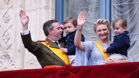 Luxemburgs Großherzog Guillaume (l) und Luxemburgs Großherzogin Stephanie halten ihre Kinder Prinz Charles und Prinz Francois im Arm, während sie vom Balkon des Großherzoglichen Palastes in Luxemburg winken.