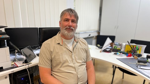Tino Schmitt ist Schulleiter am Gymnasium in Birkenfeld. Er ist genervt von den jahrelangen Bauarbeiten, findet aber, dass die Sanierung der Schule dringend notwendig war.