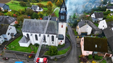 Nach dem Brand eines Kirchturms in Peterswald-Löffelscheid geht die Polizei von einem Schaden von mindestens 100.000 Euro aus.