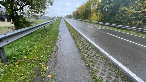 Die Verbindungsstrecke zwischen Osann und Monzel hat einen Gehweg, doch auf den würden häufig auch Autos ausweichen, sagen Eltern.