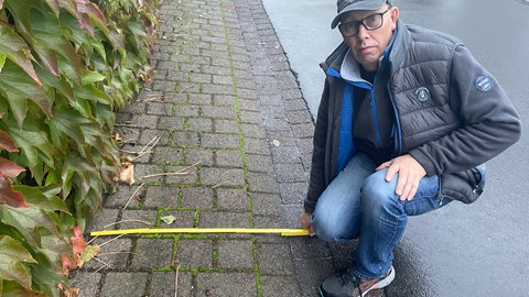 Dirk Simons findet, dass der Weg an vielen Stellen viel zu schmal ist.