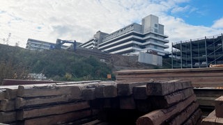 Am Klinikum in Idar-Oberstein ruhen derzeit die Bauarbeiten. Einige Kommunen im Landkreis Birkenfeld wollen jetzt mit einer Bürgschaft dafür sorgen, dass es weitergeht.