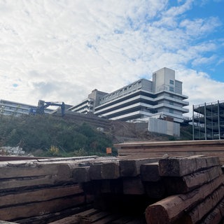 Am Klinikum in Idar-Oberstein ruhen derzeit die Bauarbeiten. Einige Kommunen im Landkreis Birkenfeld wollen jetzt mit einer Bürgschaft dafür sorgen, dass es weitergeht.