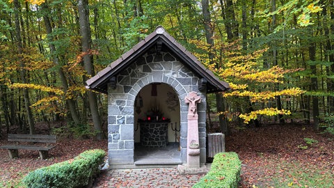 Eine Kapelle am Wegesrand erinnert ehemalige Kirche auf dem Arensberg.