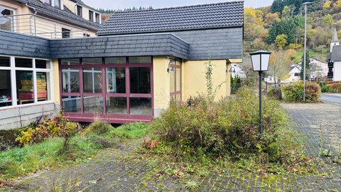 Unkraut wuchert überall - so sieht es an der geplanten Flüchtlingsunterkunft in Gerolstein-Michelbach aus.