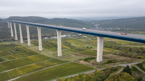 Die Hochmoselbrücke bei Zeltingen-Rachtig verbindet das Rhein-Main-Gebiet mit den Niederlanden. 