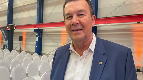 Werner Wöllstein freut sich über die Eröffnung des neuen Betonwerks in seiner Stadt Kirchberg. 