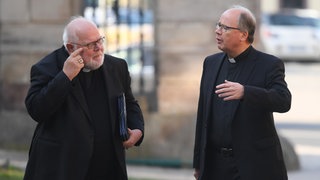 Die Bischöfe Reinhard Marx (l.) und Stephan Ackermann im Gespräch: Eine Studie der Uni Trier beleuchtet das Ausmaß sexuellen Missbrauchs im Bistum Trier. 
