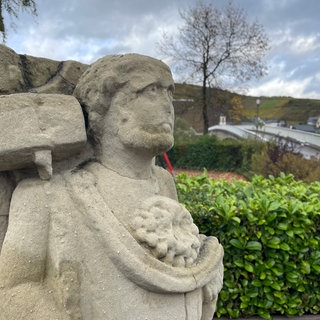 Der römische Weingott Sucellus ist der Schutzpatron der Winzer und Küfer. Und des Ortes Kinheim an der Mosel. 