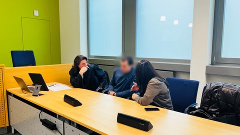 Mit einer Callcenter-Masche soll eine Bande 250.000 Euro erbeutet haben. Der Angeklagte hat bei den Opfern Geld und Schmuck abgeholt.