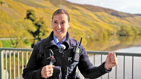 Polizistin Marion Kanzlerski rettet den verirrten Schwan von einer Brücke in Bernkastel-Kues