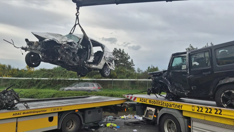 Bei dem Unfall auf der A60 starb eine Frau. Ein Falschfahrer war in der Eifel frontal mit einem anderen Auto zusammengestoßen, in dem drei Frauen saßen. 