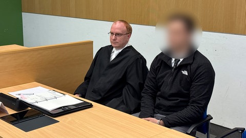 Ein junger US-Soldat steht in Trier wegen eines tödlichen Falschfahrer-Unfalls in der Eifel vor Gericht. Er hat gestanden und sich bei der Familie des Opfers entschuldigt. 