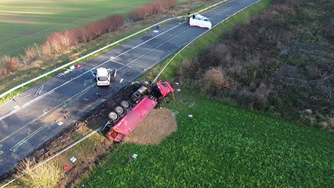 Bei dem tödlichen Unfall auf der B51 ist nach derzeitigem Stand der Ermittlungen das Auto auf die Gegenfahrbahn geraten und mit dem Lkw zusammengestoßen. 