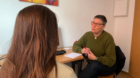 Die wohnungslose Martina G. hat Angst wegen Todesdrohungen. Rechts im Bild Regina Bergmann, Geschäftsführerin des Sozialdienstes katholischer Frauen in Trier. 
