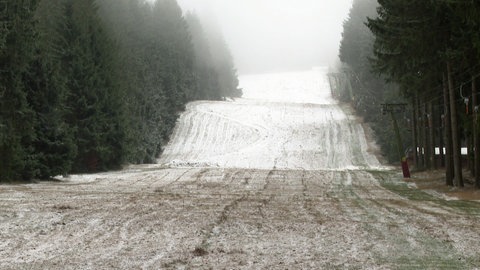 Der erste Schnee ist gefallen. Auf dem Erbeskopf im Hunsrück laufen die Vorbereitungen zum Skifahren in der Wintersportsaison.