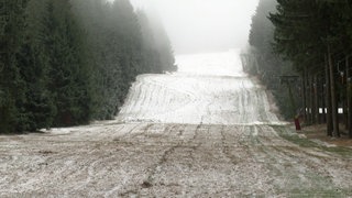 Der erste Schnee ist gefallen. Auf dem Erbeskopf im Hunsrück laufen die Vorbereitungen zum Skifahren in der Wintersportsaison.