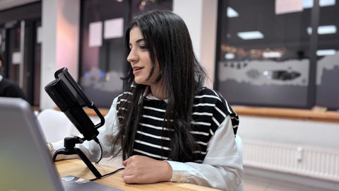 Jiyan Kadib Alban findet es wichtig, dass es den Podcast in der Vulkaneifel gibt.