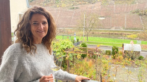 Inge Mainzer baut auch selbst Wein an - am Valwiger Herrenberg, direkt gegenüber von ihrem Elternhaus. 
