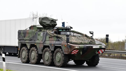 Gepanzertes Fahrzeug der Bundeswehr auf einer Straße: Für die Bundeswehr ist es wichtig, dass die 25 Kilometer lange Lücke auf der A1 geschlossen wird. 