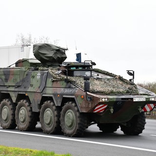 Gepanzertes Fahrzeug der Bundeswehr auf einer Straße: Für die Bundeswehr ist es wichtig, dass die 25 Kilometer lange Lücke auf der A1 geschlossen wird. 