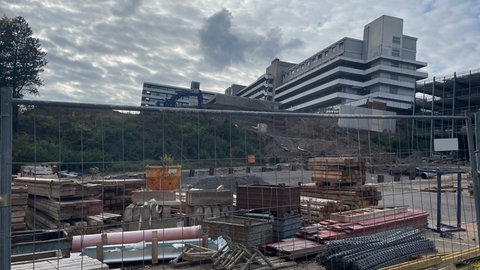 Die Bauarbeiten für den Neubau am Klinikum Idar-Oberstein ruhen seit September. Fehler im Management sind nach SWR-Recherchen der Grund. Der Klinikbetreiber hatte keine Kredite für den Eigenanteil erhalten.