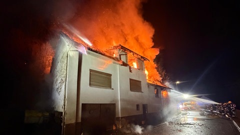 In Kronweiler im Kreis Birkenfeld war am Samstagabend ein Gebäude in Brand geraten.