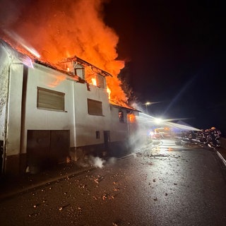 In Kronweiler im Kreis Birkenfeld war am Samstagabend ein Gebäude in Brand geraten.