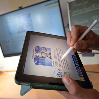 Längst hat KI die Schulen erreicht und findet praktische Anwendung im Unterricht. Doch KI ist und bleibt ein Herausforderung - für Schüler und für Lehrkräfte.