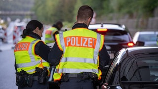 Die Bundespolizei hat bei einer Verkehrskontrolle auf der A64 bei Trier einem Mann bei einem Heiratsantrag geholfen.
