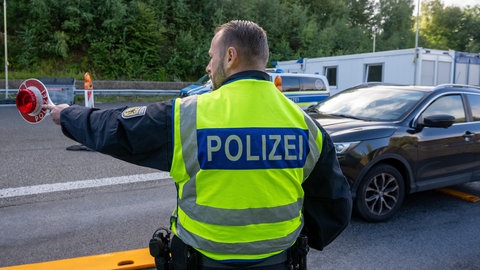 Die Bundespolizei hat bei einer Verkehrskontrolle auf der A64 bei Trier einem Mann bei einem Heiratsantrag geholfen.