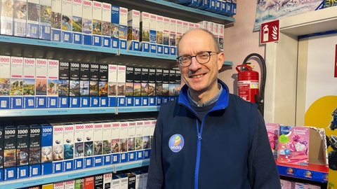 Reinhold Oberbillig ist zufrieden mit dem Weihnachtsgeschäft: Ein Renner in diesem Jahr sind Puzzles.