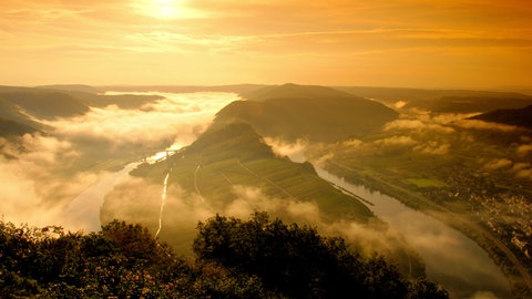 Viele Menschen nutzen die Rauhnächte für Spaziergänge und Wanderungen – etwa entlang der Mosel oder in den Wäldern der Region.