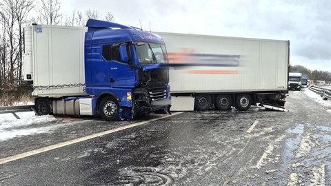Unfall mit einem Lkw auf der B51 bei Stadtkyll in der Eifel.
