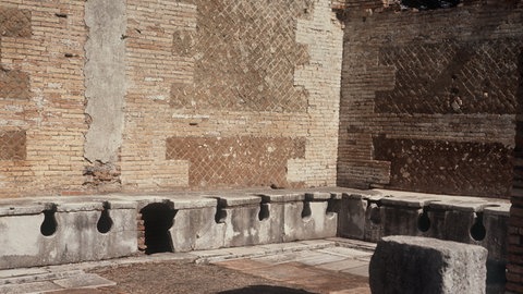 Eine öffentliche römische Toilettenanlage im italienische Ostia. Solche Anlagen gab es auch in Trier.