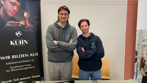 Die Edelsteinschleiferei Gebrüder Kuhn aus Mörschied im Hunsrück sucht auch nach Quereinsteigern aus der Industrie.