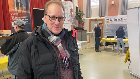 Andre Fengler sucht mit 63 Jahren nochmal einen neuen Job in der Industrie. Das Speed-Dating ist aus seiner Sicht eine super Gelegenheit, um Kontakte zu knüpfen.
