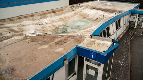 Das Dach des TÜV- Gebäudes in Birkenfeld ist teilweise eingestürzt. Ursache ist der Schnee.